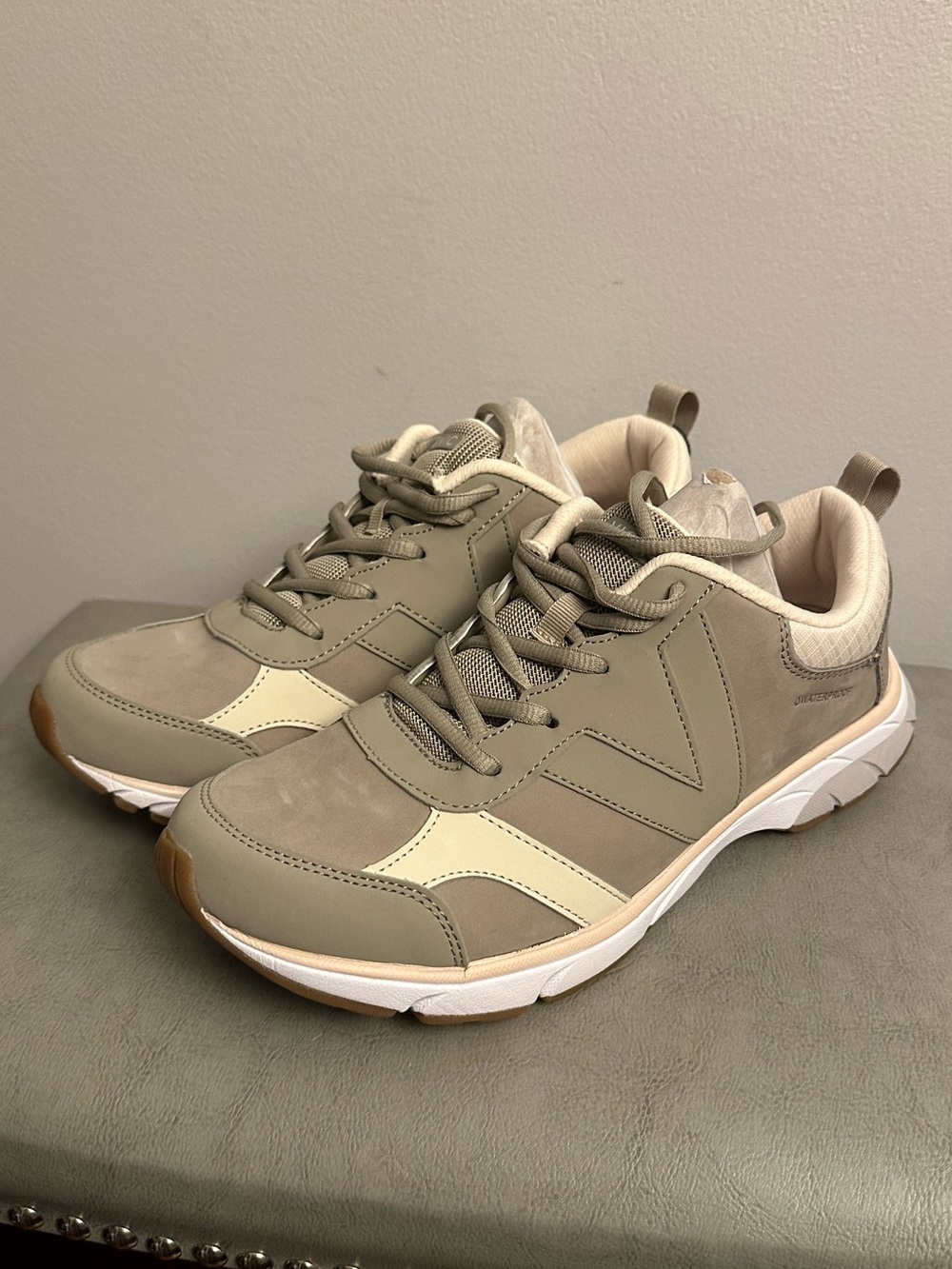 Vionic Women’s Zanny Taupe and Cream Waterproof Sneakers 9 NEW